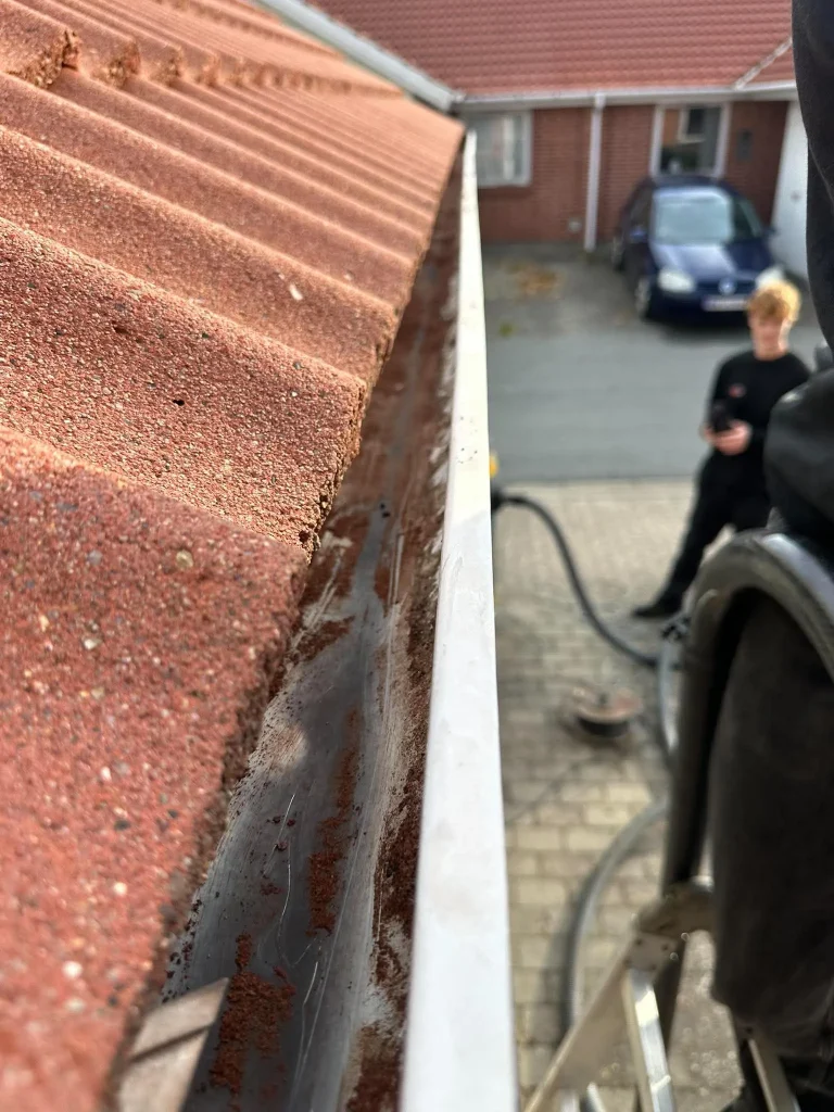 Ren tagrende efter rensning på et rækkehus i Galten